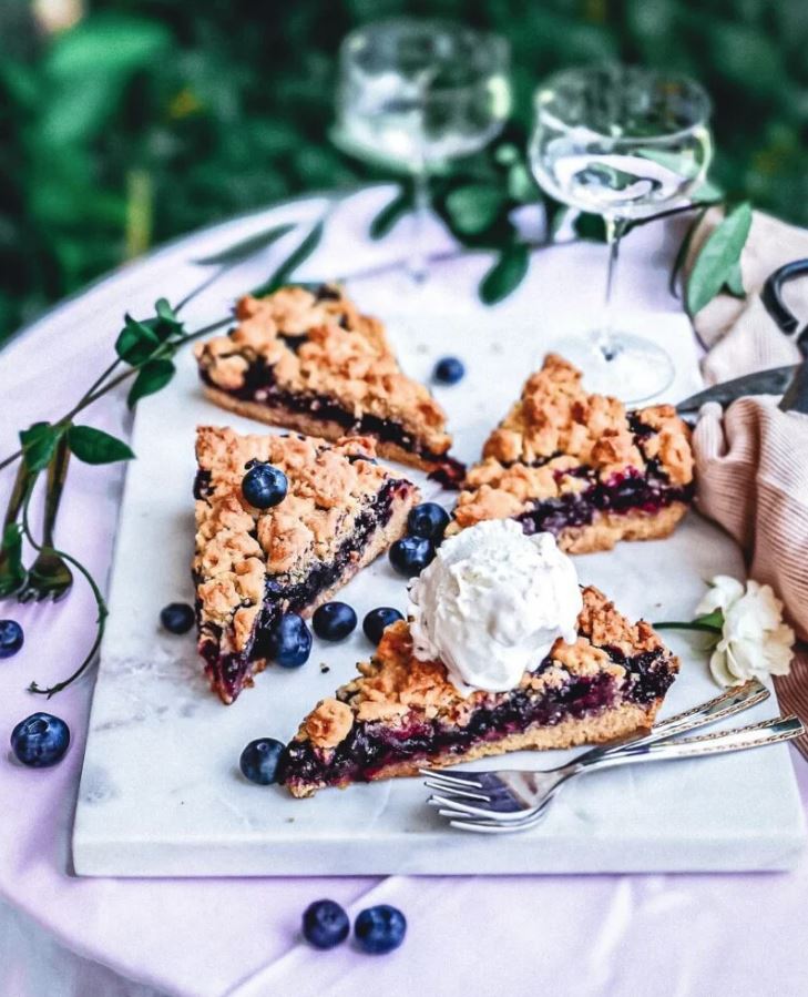 H απόλυτη τάρτα του καλοκαιριού με μύρτιλα και τραγανό crumble