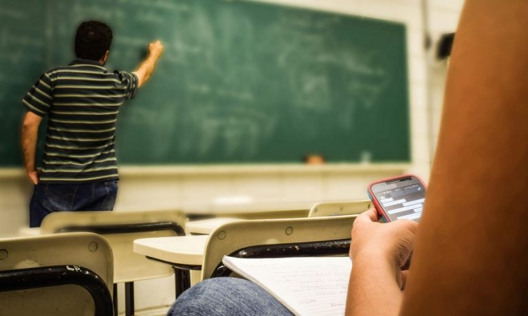 Πρώτη αποβολή για κινητό σε σχολείο: «Σωστή εκπαίδευση και όχι δαιμονοποίηση της τεχνολογίας»