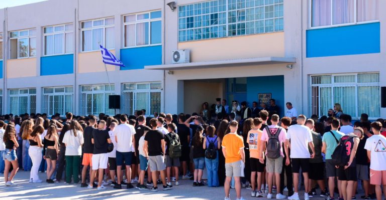 Ξεκινούν αύριο τα σχολεία με κινητά στις τσάντες, αυστηρότερες ποινές και ψηφιακό φροντιστήριο 