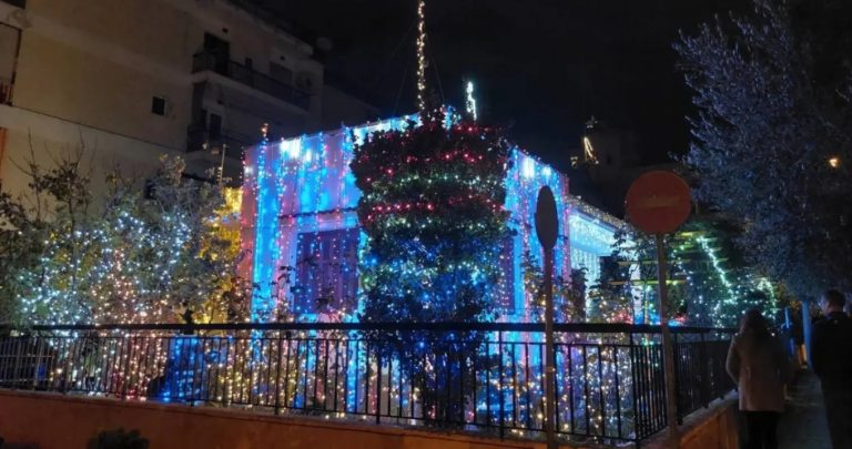 Χαλάνδρι: Ούτε… εκατοστό χωρίς λαμπάκι – Ο χριστουγεννιάτικος στολισμός σε σπίτι που τραβάει τα βλέμματα