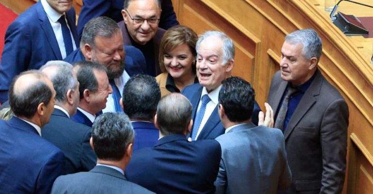 Κωνσταντίνος Τασούλας: Ποιοι βουλευτές ψηφίζουν υπέρ και ποιοι κατά του για Πρόεδρο της Δημοκρατίας – Οι ημερομηνίες των ψηφοφοριών