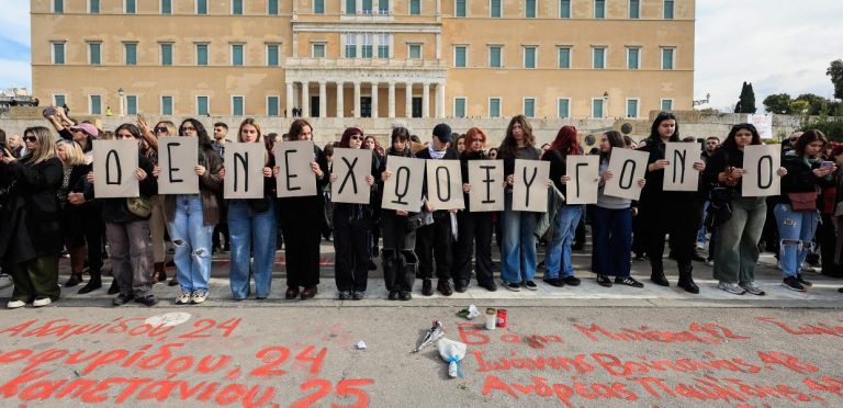 Τέμπη: Γεμάτο το Σύνταγμα μια ώρα πριν από το κάλεσμα για το συλλαλητήριο