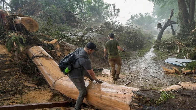 Εθνική τραγωδία στο Τέξας: Ξεπερνούν τους 82 οι νεκροί από τις πλημμύρες – Αγωνιώδεις έρευνες