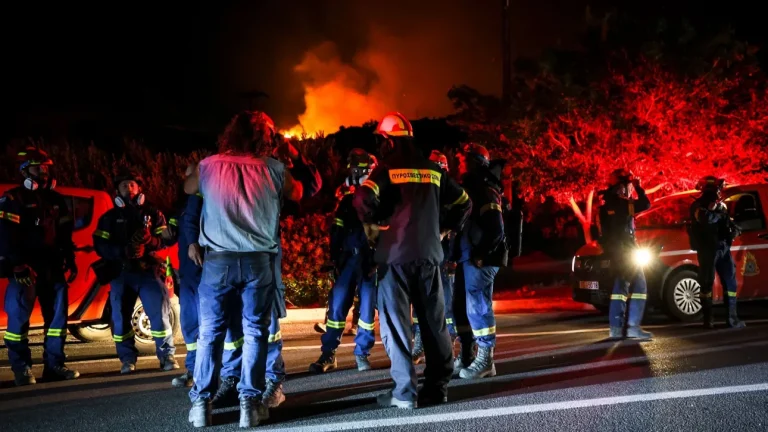 Ανεξέλεγκτη η φωτιά στην Ιεράπετρα με νέο μέτωπο τη νύχτα. Κάηκαν σπίτια, εκκενώθηκαν οικισμοί.