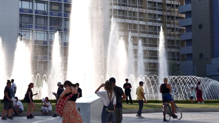 Καιρός: Ο θερμικός θόλος στρέφεται προς τη χώρα μας.       Έρχεται «καυτό» τετραήμερο με 43άρια.