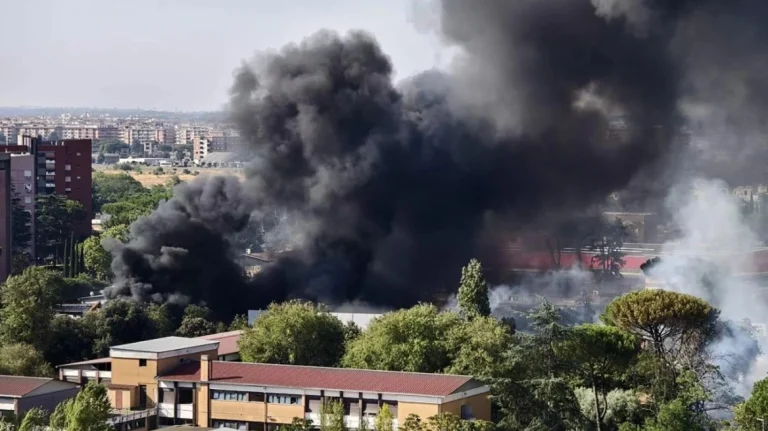 Ισχυρή έκρηξη σε βενζινάδικο στη Ρώμη.                        Τραυματίστηκαν αστυνομικοί και πυροσβέστες.