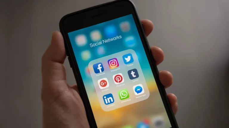 Οι εποπτικοί φορείς στη Βρετανία πιέζουν Meta, TikTok, Snapchat και YouTube να μπλοκάρουν παιδιά από τις υπηρεσίες τους