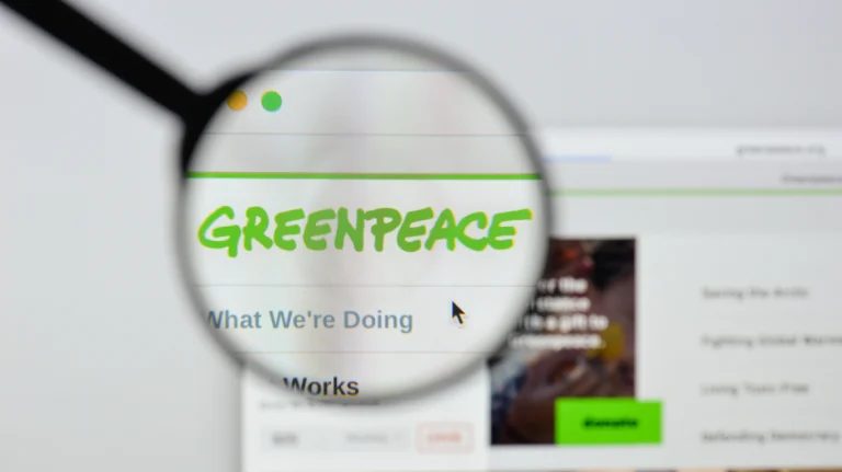 Η Greenpeace κατηγορεί τις πετρελαϊκές εταιρίες ότι πραγματοποιούν υπερκέρδη λόγω του πολέμου στη Μέση Ανατολή